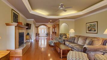 智能電視、壁爐、乒乓球設施、書籍