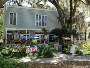 Exterior - Florida Lakeside Getaway (Hawthorne)
