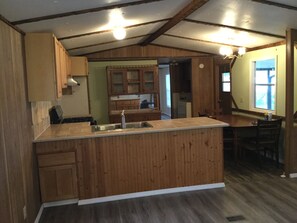 Een koelkast, een magnetron, een oven, een kookplaat