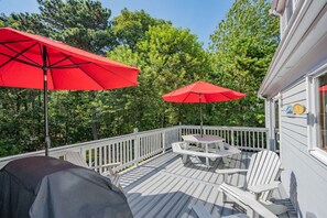 Outdoor dining - Perfectly Content: Walk to Schoolhouse Pond (Chatham)