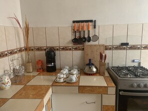 Refrigerador, microondas, parrilla de estufa y cafetera y tetera