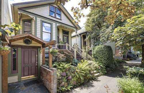 Victorian House, Downtown NW, 3Baths, Deck, Patio, Garden, Reunions, Families