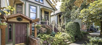 Victorian House, Downtown NW, 3Baths, Deck, Patio, Garden, Reunions, Families