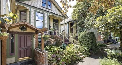 Victorian House, Downtown NW, 3Baths, Deck, Patio, Garden, Reunions, Families
