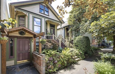 Victorian House, Downtown NW, 3Baths, Deck, Patio, Garden, Reunions, Families