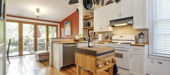 Victorian House, Downtown NW, 3Baths, Deck, Patio, Garden, Reunions, Families