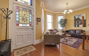 Een smart-tv, een open haard, videogames en een dvd-speler