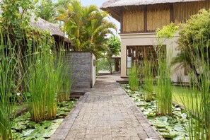 Property grounds - 5 BDR Villa with sea views in Canggu (Pererenan,)