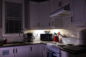 Kühlschrank, Mikrowelle, Ofen, Wasserkocher mit Kaffee-/Teezubehör