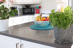 Fridge, microwave, coffee/tea maker, electric kettle - LOCATION LOCATION LOCATION!!! IMMACULATE, ULTRA PRIVATE & EXTREMELY UNIQUE!!! (Victoria)