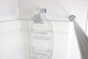 Ensemble baignoire-douche, séchoir à cheveux, serviettes fournies, savon