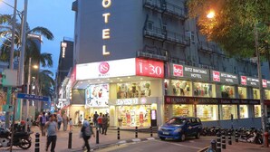 A hotel with a prominent sign reading "BITZ BINTANG HOTEL". - Bitz Bintang Hotel (Kuala Lumpur)