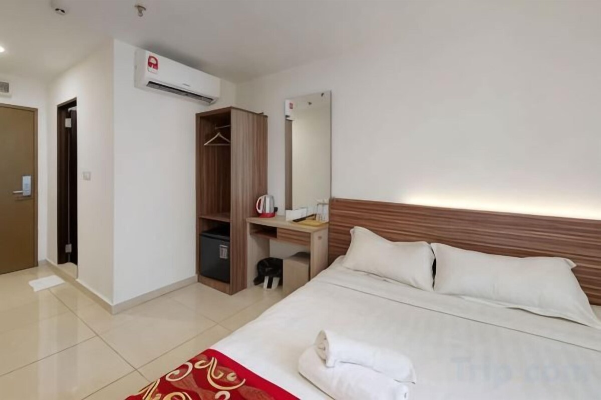Desk, laptop workspace, WiFi (free), bed sheets