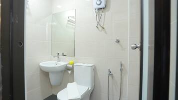 Pancuran mandi, pengering rambut, selipar, tuala disediakan