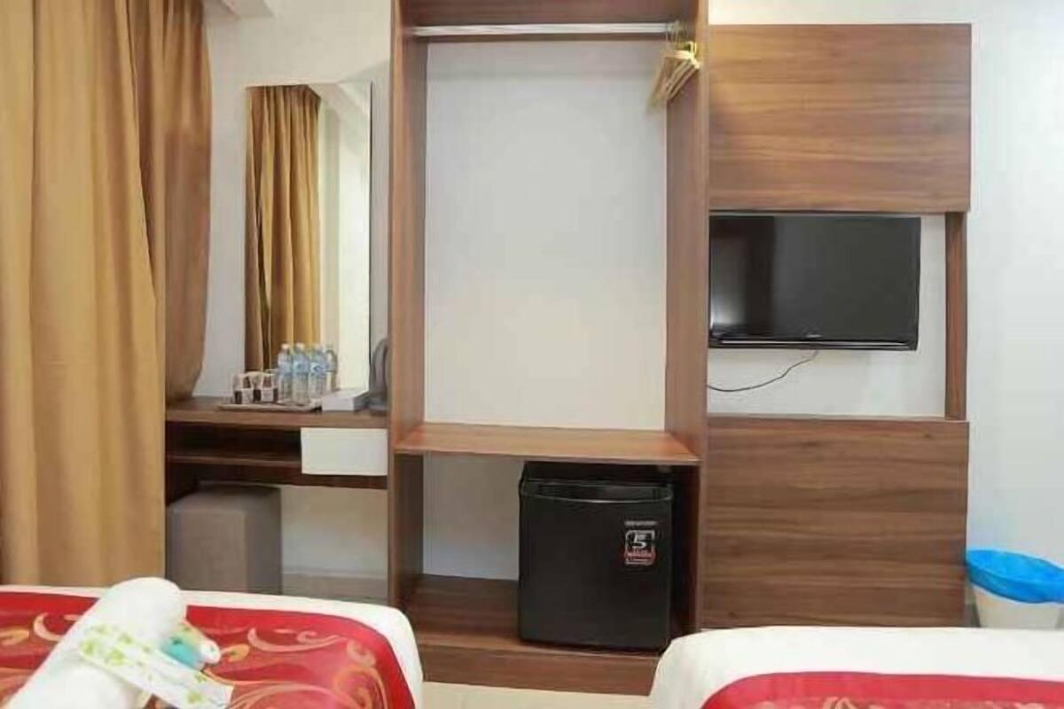 办公桌、笔记本电脑工作区、免费 WiFi、床单