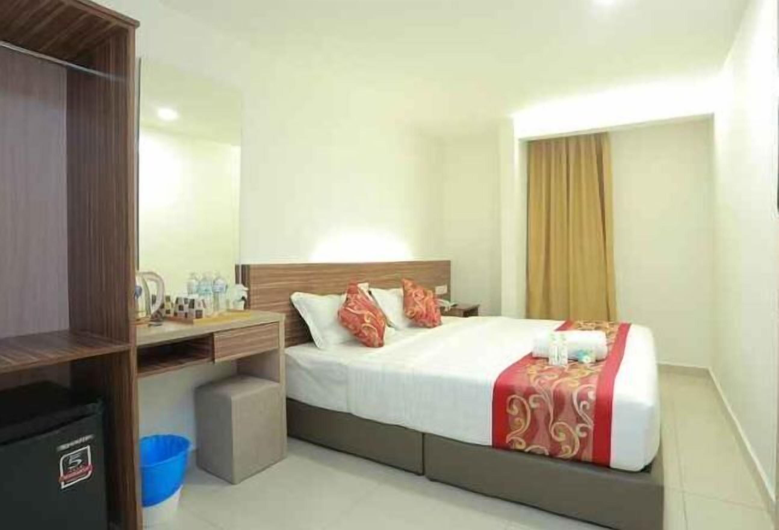 Desk, laptop workspace, free WiFi, bed sheets