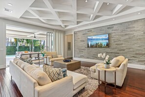 智能电视、壁炉、桌上足球、立体声音响