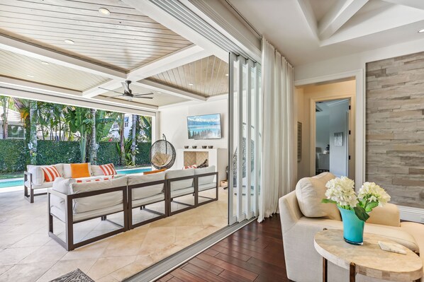 智能电视、壁炉、桌上足球、立体声音响