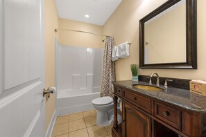 Bathtub, hair dryer, towels, soap - Best of both - Size and Location ! (Myrtle Beach)