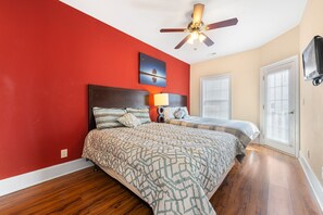 4 室のベッドルーム、デスク、アイロン / アイロン台、WiFi