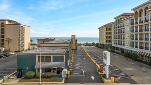 A parking lot with a sign indicating a 25-minute parking limit.