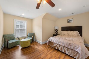 4 bedrooms, desk, iron/ironing board, WiFi - Best of both - Size and Location ! (Myrtle Beach)