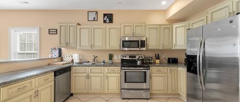 Refrigerador, microondas, horno, placa de cocina