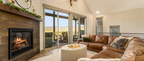 Smart-tv, eldstad och en stereo