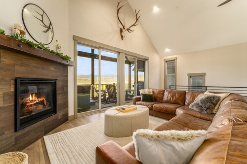 *NEW w/ VIEWS* | Modern Mtn. Townhome minutes from RMNP, WP, & Granby Ranch!