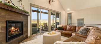 *NEW w/ VIEWS* | Modern Mtn. Townhome minutes from RMNP, WP, & Granby Ranch!