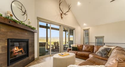 *NEW w/ VIEWS* | Modern Mtn. Townhome minutes from RMNP, WP, & Granby Ranch!