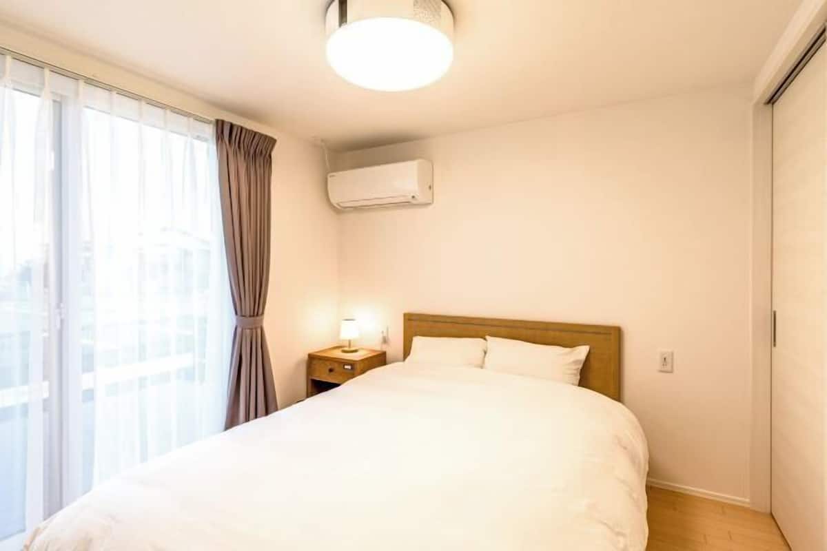 2 kamar tidur, meja kerja, setrika/meja setrika, dan Wi-Fi gratis