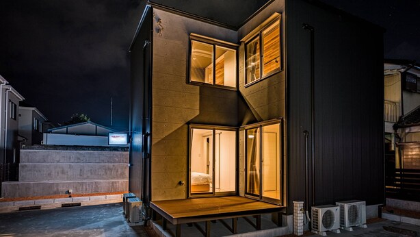 A modern, multi-level building with large windows and a wooden deck. - Rakuten STAY HOUSE x WILL STYLE Fujinomiya (Fujinomiya)