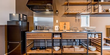 Refrigerador, microondas, placa de cocina, utensilios de cocina