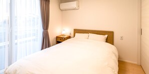 Escritorio, tabla de planchar con plancha, wifi gratis