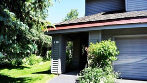 Ein Wohnhaus mit der Hausnummer 510, einer Garage und einem Vorgarten mit Grünpflanzen.