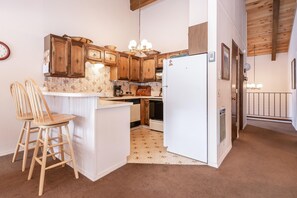 Maison mitoyenne, 3 chambres (Chateau Blanc #13) | Cuisine privée | Réfrigérateur, micro-ondes, plaque de cuisson, lave-vaisselle