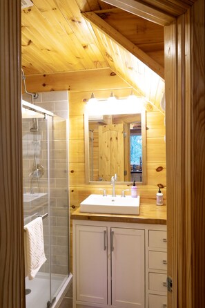 Douche, sèche-cheveux, serviettes fournies, savon