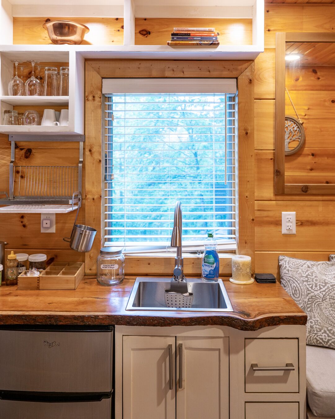 Fridge, oven, stovetop, coffee/tea maker