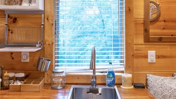 Fridge, oven, stovetop, coffee/tea maker