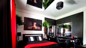 A modern bedroom with a large bed, a vanity with a mirror, and a desk area. - The White Home Broadway, Luxury Jacuzzi, exclusive private heated pool  (Châteauroux)