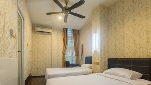 Ein Hotelzimmer mit zwei Betten, einem Deckenventilator, einer Klimaanlage und strukturierter Wandtapete.