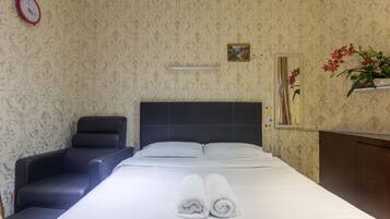 Escritorio, wifi gratis y ropa de cama