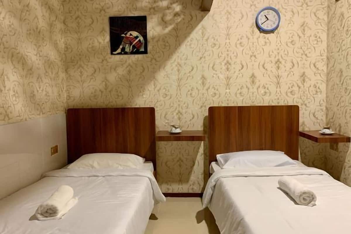 Escritorio, wifi gratis y ropa de cama