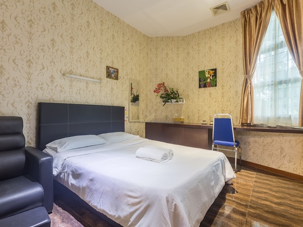 Kamar Double Standar | Meja kerja, Wi-Fi gratis, dan seprai linen