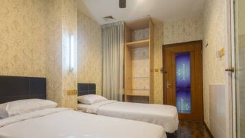 Standard Twin Room | Meja, Wi-fi percuma, cadar katil 