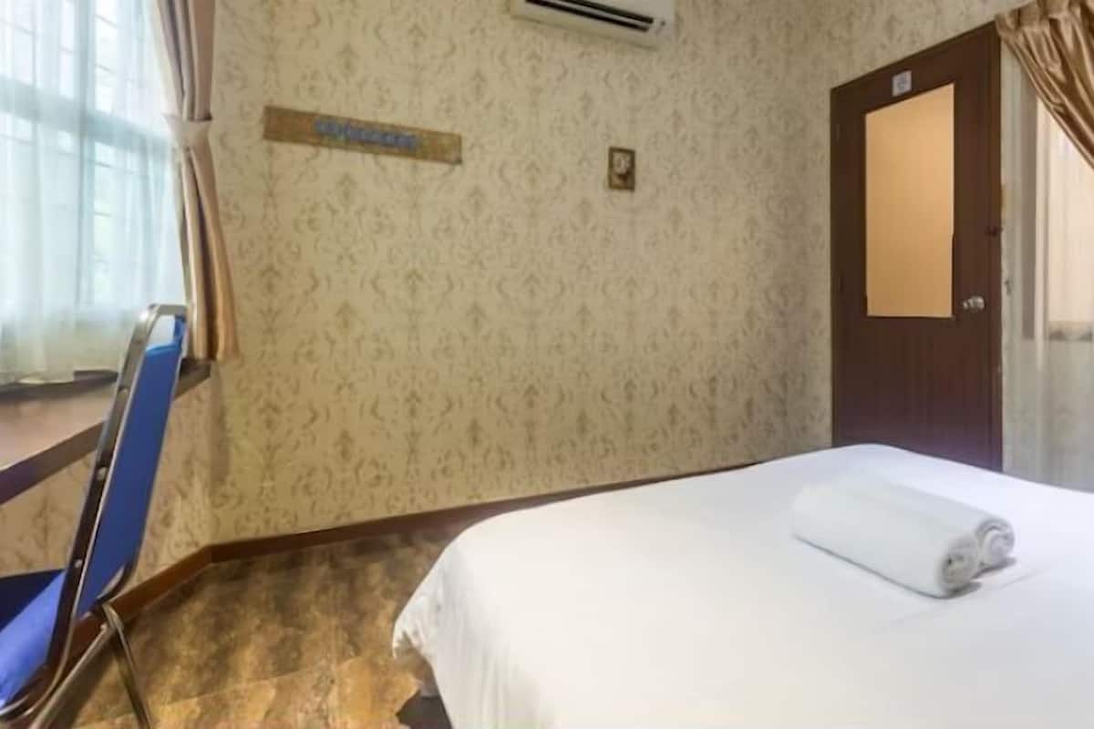 Escritorio, wifi gratis y ropa de cama