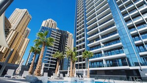 Outdoor pool - Pelican Stay - Full Marina and Pool View (Dubai)