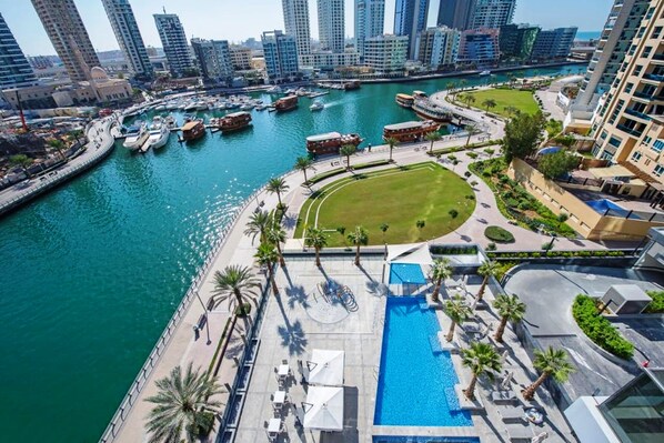 Outdoor pool - Pelican Stay - Full Marina and Pool View (Dubai)