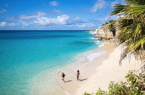 En la playa, camastros y toallas de playa 